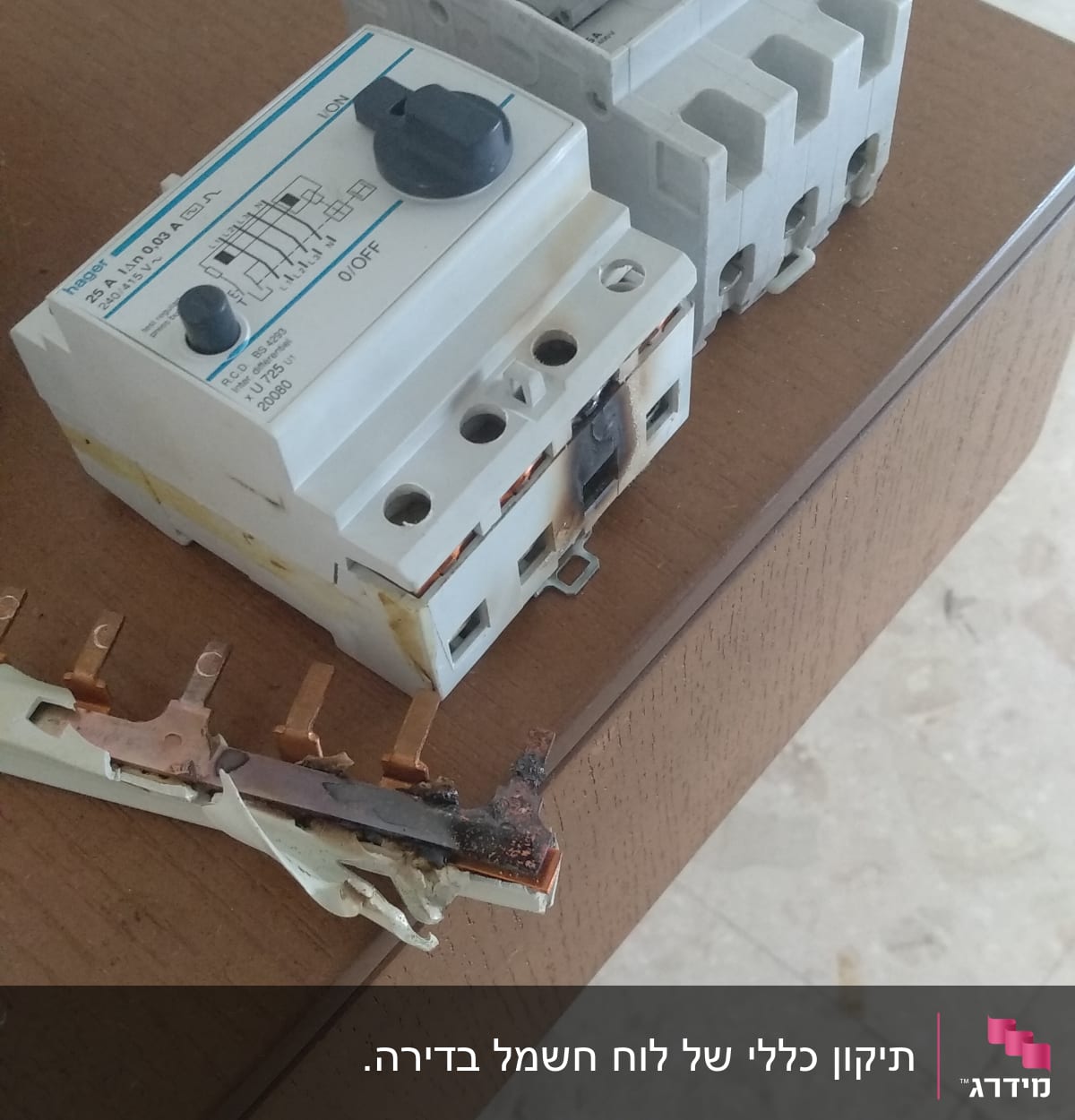 מפסק חשמלי עם סימני שריפה על שולחן עץ